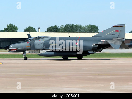 Turkish Air Force McDonnell Douglas F-4E Phantom II (codice 68-0342) taxi per il decollo al Royal International Air Tattoo, equo Foto Stock