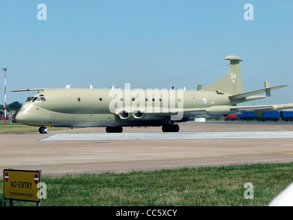 BAe Nimrod MR.2 (XV254) pattuglia marittima taxi per il decollo presso il Royal International Air Tattoo a Fairford, Gloucestershire, Inghilterra. È stato utilizzato principalmente dalla Royal Air Force per missioni di sorveglianza e ricognizione. Foto Stock