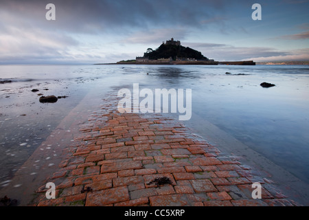 St Michael's Mount e la Causeway in Cornovaglia, England, Regno Unito Foto Stock