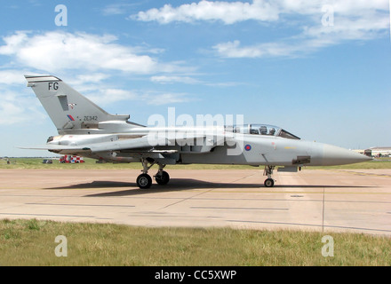 RAF Panavia Tornado F3 (identificatore ZE342) rullaggio per prendere il via presso il Royal International Air Tattoo, RAF Fairford, Gloucestersh Foto Stock