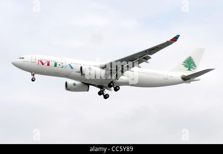 Medio Oriente Airlines Airbus A330-200 (F-OMEA) in atterraggio all'Aeroporto Heathrow di Londra, Inghilterra. Foto Stock