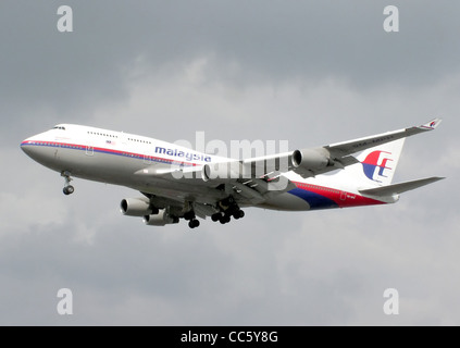 Malaysia Airlines Boeing 747-400 (9M-MPH)l'atterraggio all'Aeroporto Heathrow di Londra, Inghilterra. Foto Stock