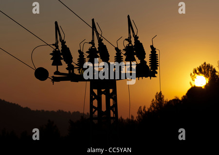 Linea elettrica ad alta tensione pilone al tramonto Foto Stock