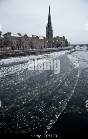 Un congelati tratto del fiume Tay a Perth in Scozia con St Matthews chiesa in background Foto Stock