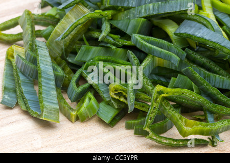 Fresh cut porro closeup su uno sfondo di legno Foto Stock