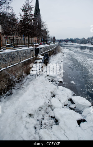 Il fiume Tay in Perth ghiacciato dopo basse temperature Foto Stock