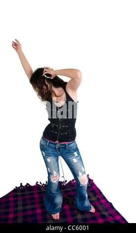 Giovane donna gode di musica sul suo cuffie Foto Stock