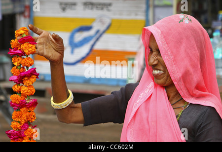 Donna indiana che vendono fiori . Il Rajasthan. India Foto Stock