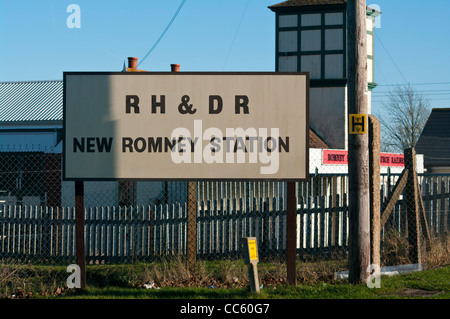 Nuova stazione di Romney segno del Romney Hythe e Dymchurch Railway Kent REGNO UNITO R H & D R Foto Stock