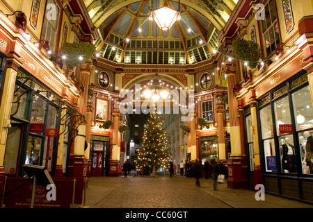 Le decorazioni di Natale nel mercato Leadenhall, City of London, Londra, Regno Unito il 30 novembre 2011 Foto Stock