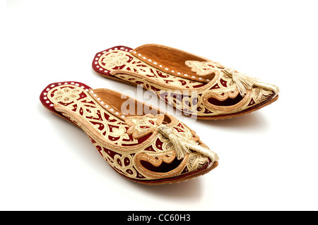 Arabo tradizionale pantofole su sfondo bianco Foto Stock
