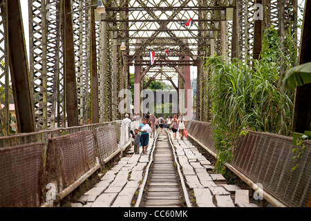 Il vecchio ponte ferroviario con il valico di frontiera di Panama vicino al piccolo villaggio di Sixaola, Costa Rica, America Centrale Foto Stock