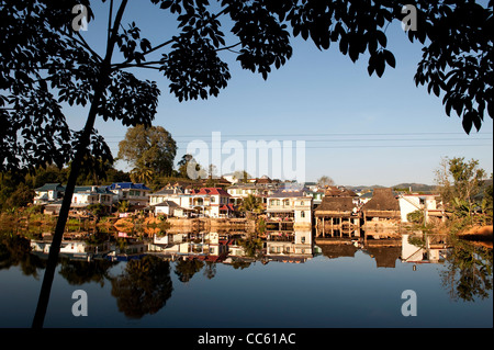 Dai abitazione tradizionale lungo il fiume, Xishuangbanna, Yunan , Cina Foto Stock