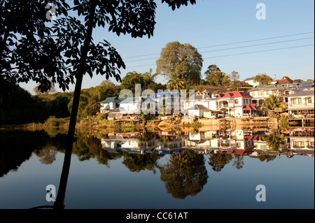 Dai abitazione tradizionale lungo il fiume, Xishuangbanna, Yunan , Cina Foto Stock