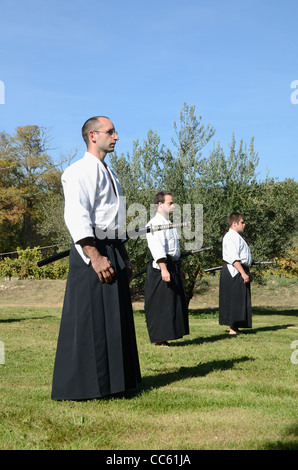Western praticanti di giapponese di arti marziali Swordsmanship, spada lotta o combattimenti, kendo, Kenjutsu o Katana Foto Stock