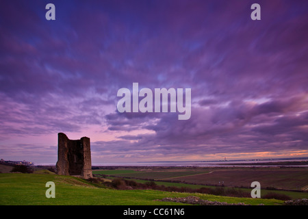 Resti di Hadleigh castello affacciato estuario del Tamigi appena dopo il tramonto guardando verso la bocca di Estuario Foto Stock