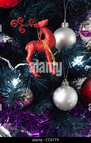 Close-up di un albero di Natale con decorazioni Foto Stock