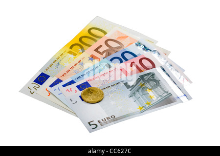 Banconote e monete in euro di fronte a uno sfondo bianco Foto Stock