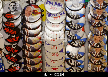 Pulsanti della campagna per il candidato presidenziale repubblicano Ron Paul e il Presidente Barack Obama a Paolo nel rally di Le Mars Iowa Foto Stock