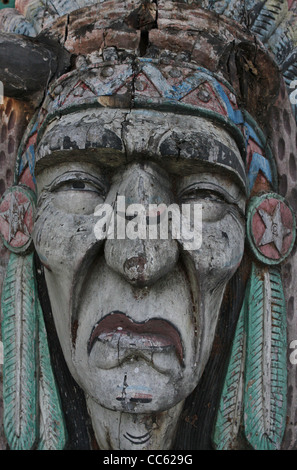 Una chiusura del volto di un legno intagliato indiano. Foto Stock