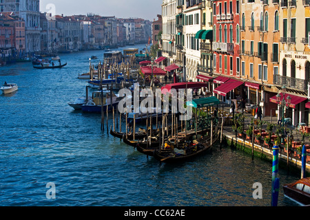 Gondole ormeggiato sul Canal Grande vicino al Ponte di Rialto Foto Stock