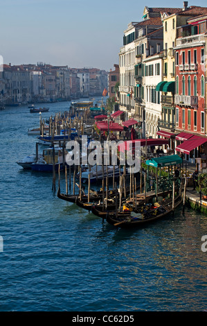 Gondole ormeggiato sul Canal Grande vicino al Ponte di Rialto Foto Stock