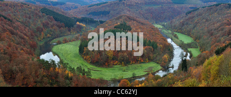 Tombeau du géant, collina all'interno di un meandro del fiume Semois a Botassart in autunno, Ardenne belghe, Belgio Foto Stock