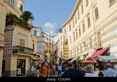 Una scena di strada dalla città di Amalfi, Italia. Foto Stock