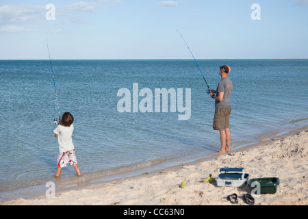 Padre e figlio godetevi un viaggio di pesca per la spiaggia di Dongara, Australia occidentale Foto Stock