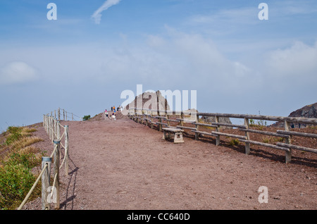 I visitatori a piedi lungo il Monte Vesuvio a Napoli, Italia Foto Stock