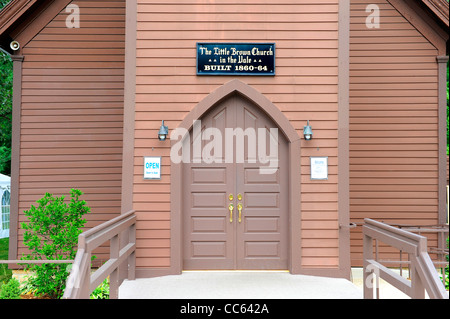 La piccola chiesa marrone nella valle valle Nashua Iowa una famosa attrazione turistica Foto Stock