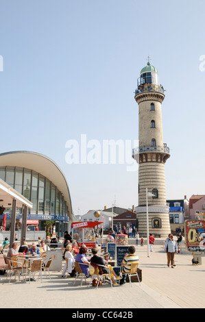 Cafe a la teiera edificio e faro, Warnemuende, Meclemburgo-Pomerania Occidentale, Germania, Europa Foto Stock