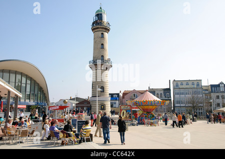 Cafe a la teiera edificio e faro, Warnemuende, Meclemburgo-Pomerania Occidentale, Germania, Europa Foto Stock