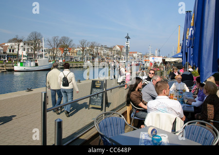 Café presso il vecchio stream, Warnemuende, Meclemburgo-Pomerania Occidentale, Germania, Europa Foto Stock