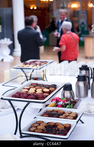 Conferenza coffee tea break con dolci muffin e biscotti Foto Stock