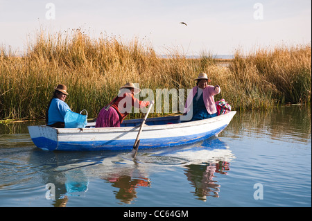 Il Perù, il lago Titicaca. Il quechua o indiani Uros barca a remi Uros isola. Foto Stock