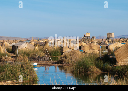 Il Perù, il lago Titicaca. Il quechua o Uros villaggio indiano sul galleggiante Isole Uros. Foto Stock