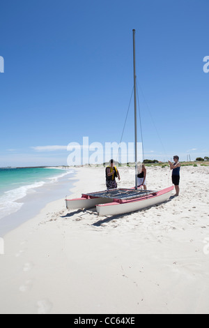 Una famiglia di preparare la loro piccolo yacht per una giornata al mare a Jurien bay, Australia occidentale Foto Stock