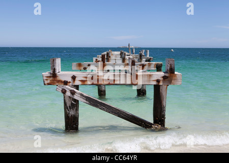 Il vecchio molo in acque cristalline a Jurien Bay, Australia occidentale Foto Stock