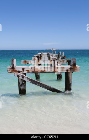 Il vecchio molo in acque cristalline a Jurien Bay, Australia occidentale Foto Stock