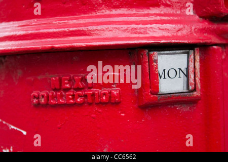 Royal Mail casella postale in Marylebone che mostra la prossima giornata di raccolta come Lunedì, Londra Foto Stock