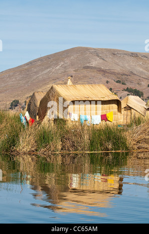 Il Perù, il lago Titicaca. Il quechua o Uros villaggio indiano sul galleggiante Isole Uros. Foto Stock