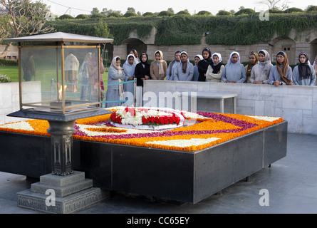 India, Nuova Delhi: le suore cattoliche commemorare il Mahatma Gandhi presso la sua tomba memoriale del sito cremazione ghat a Nuova Delhi Foto Stock