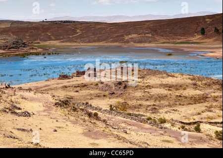 Perù, Puno. Antiche rovine pre-inca di Chullpas de Sillustani fuori Puno vicino al lago di Umayo, Puno, Perù. Foto Stock