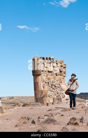 Perù, Puno. Antiche rovine pre-inca di Chullpas de Sillustani fuori Puno vicino al lago di Umayo, Puno, Perù. Foto Stock