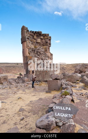 Perù, Puno. Antiche rovine pre-inca di Chullpas de Sillustani fuori Puno vicino al lago di Umayo, Puno, Perù. Foto Stock
