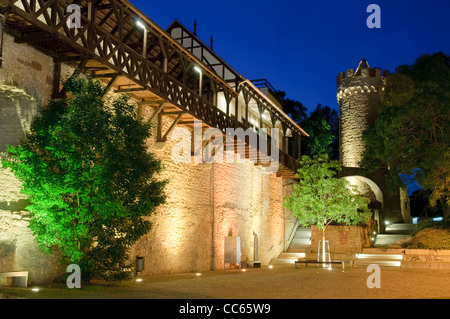 La Torre delle Polveri e il Haus auf der Mauer house sulla parete di notte, Jena, Turingia, Germania, Europa Foto Stock