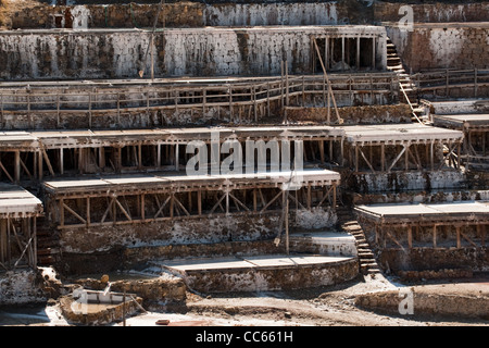 Raccogliere sale, una delle più antiche fabbriche di sale del mondo, vasta rete di canali in legno, Salinas de ananas, Spagna Foto Stock