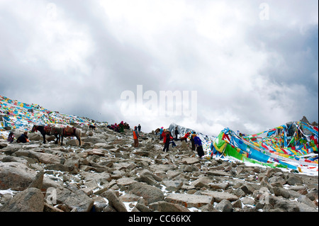 Del popolo tibetano in appoggio sul versante di una montagna, Ngari, Tibet, Cina Foto Stock