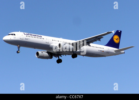 Lufthansa Airbus A321-100 (D-AIRE "Osnabrück" l'atterraggio all'Aeroporto Heathrow di Londra, Inghilterra. Foto Stock